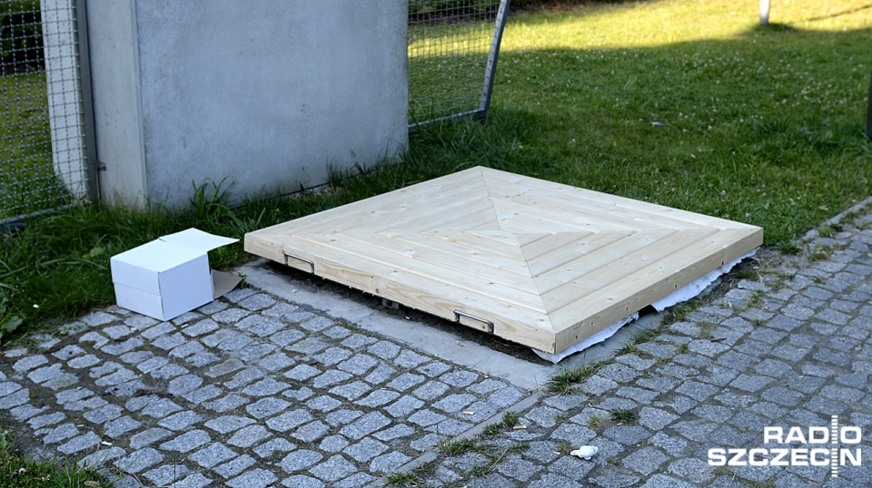 Miejskie służby przykryły blachę drewnianą osłoną. Fot. Jarosław Gaszyński [Radio Szczecin]