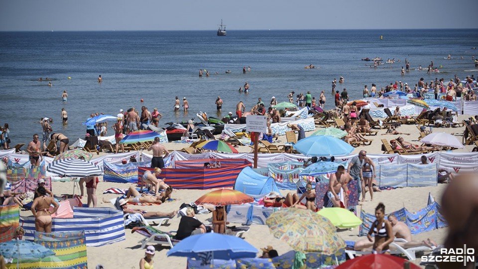Tłumy turystów odpoczywały w piątek na plaży w Międzyzdrojach. Fot. Konrad Nowak [Radio Szczecin]