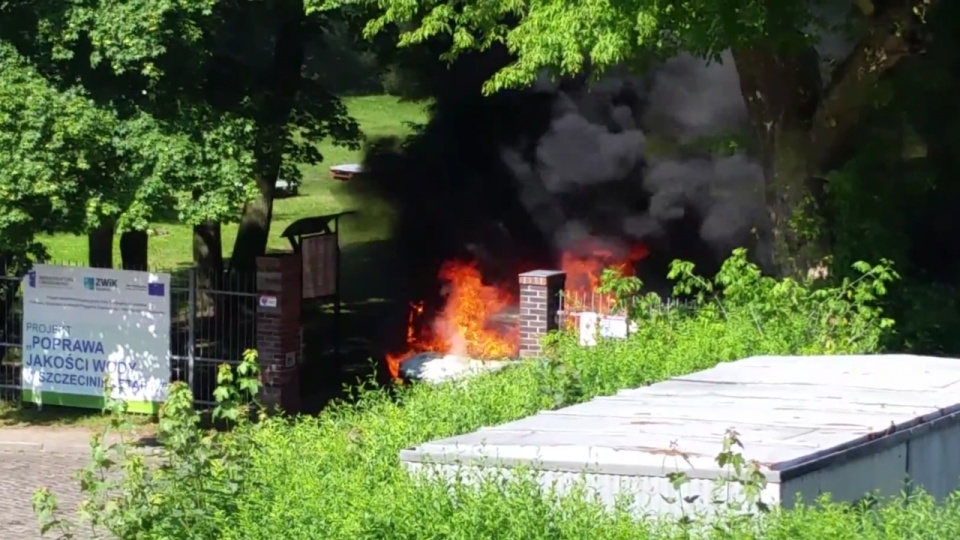 Radiowóz spłonął na Pogodnie. Fot. www.youtube.com