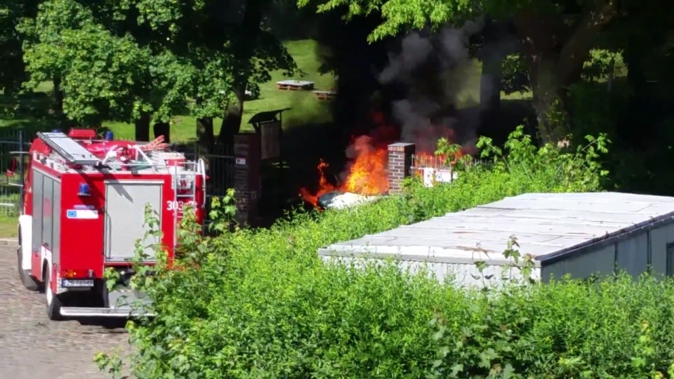 Radiowóz spłonął na Pogodnie. Fot. www.youtube.com