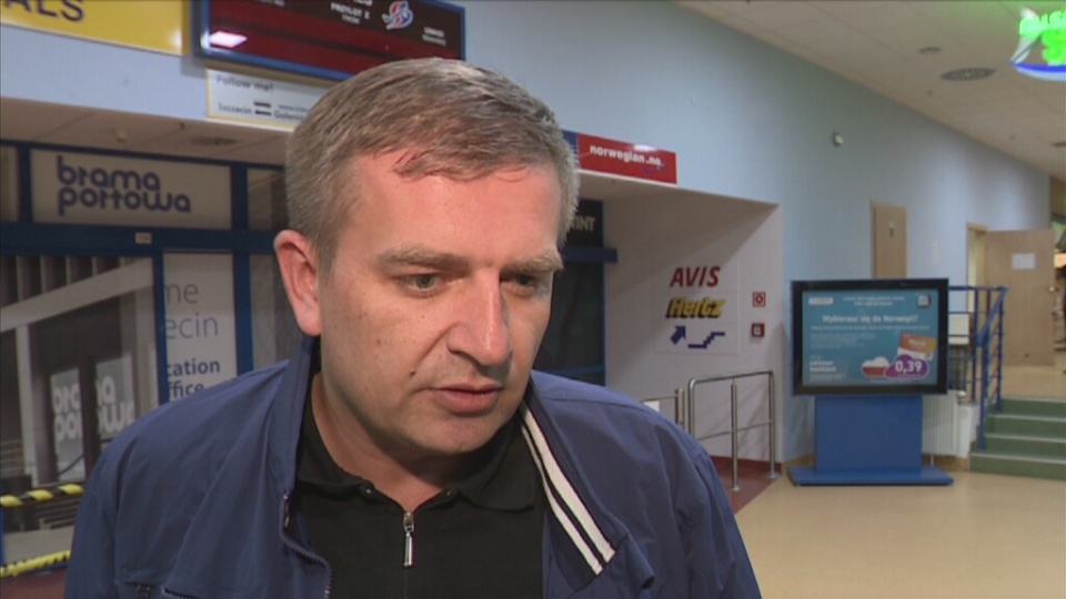 Były minister zdrowia Bartosz Arłukowicz na pokładzie samolotu reanimował senatora PO ze Stargardu Sławomira Preissa. Fot. TVN24/x-news