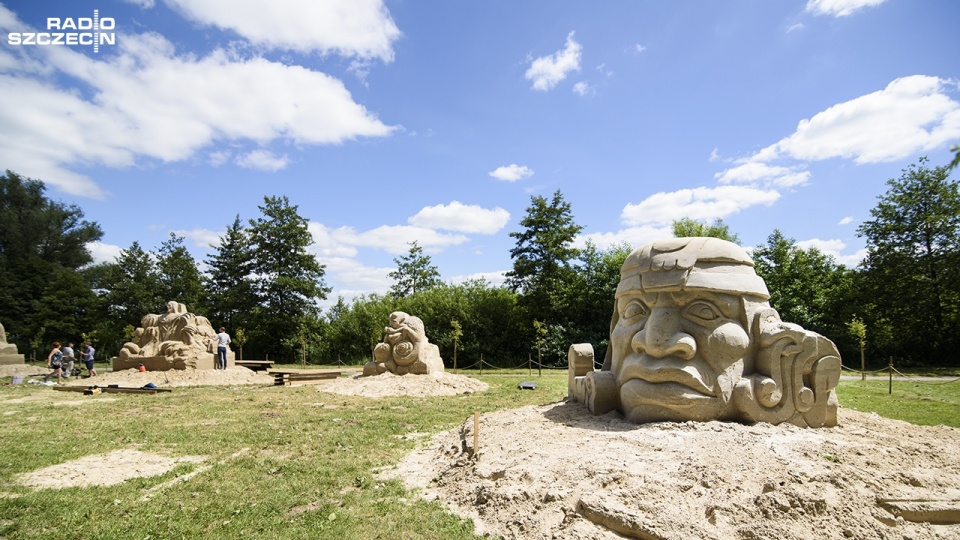 Kilkumetrowe rzeźby z piasku stanęły niedaleko promenady nad jeziorem w Węgorzynie. Fot. Konrad Nowak [Radio Szczecin]