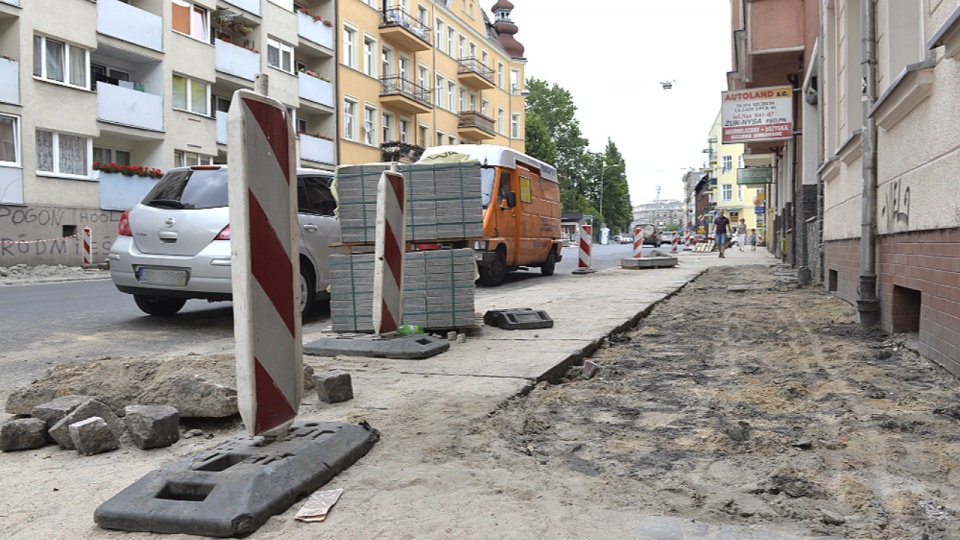 Od połowy czerwca na ul. 5 Lipca jest nowy asfalt, ale na półkilometrowym odcinku nie ma żadnego przejścia dla pieszych, linii ani znaków. Fot. Piotr Rakowski [Radio Szczecin]