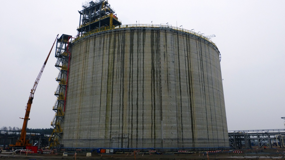 Jeden z dwóch zbiorników na gaz skroplony LNG w budowanym w Świnoujściu terminalu. Fot. Rafał Molenda [Radio Szczecin]