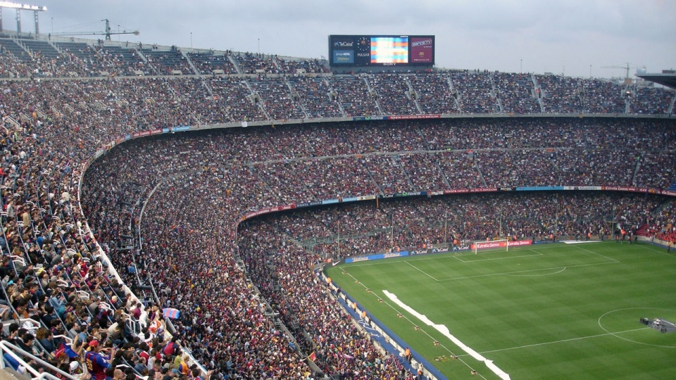 Camp Nou – stadion piłkarski w Barcelonie w Hiszpanii, na którym są rozgrywane mecze klubu FC Barcelona. Fot. www.wikipedia.org / Mutari