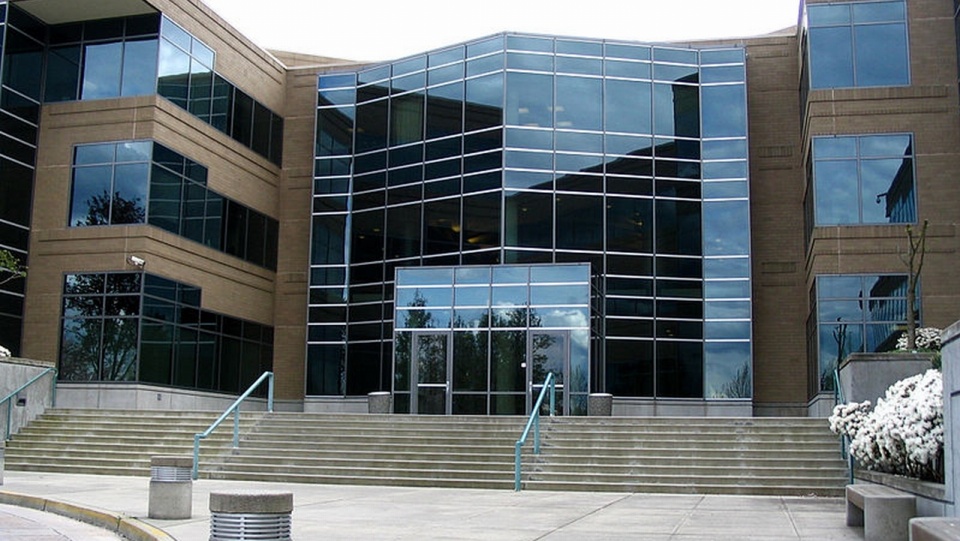 Jeden z budynków Microsoft Campus w Redmond. For. Derrick Coetzee, www.wikipedia.pl