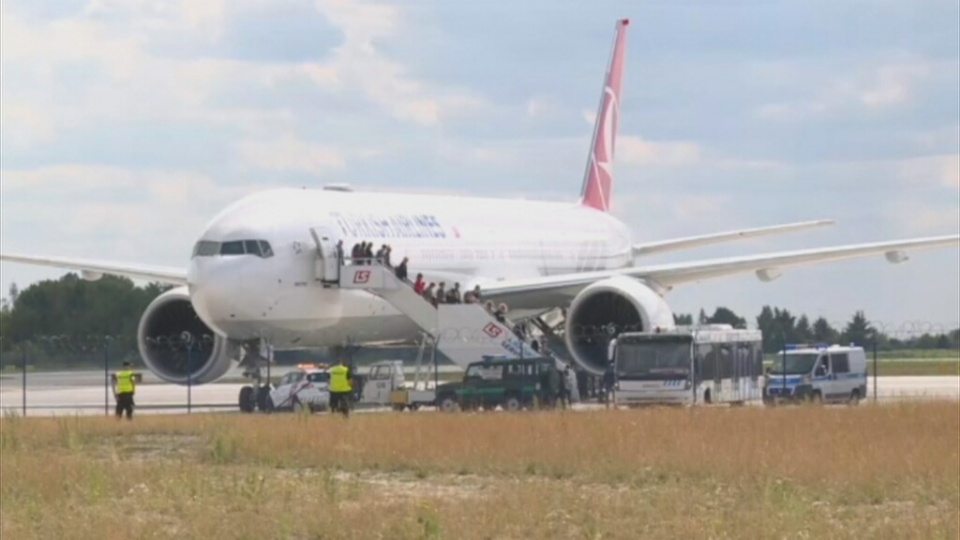 Samolot tureckich linii lotniczych lądował nieplanowo na lotnisku w Warszawie. Fot. Agencja TVN/x-news