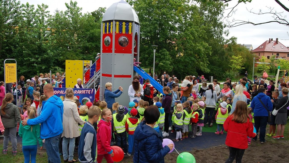 Po dziesięciu latach rakieta wróciła do Goleniowa. Dzieci mogą znów zjeżdżać z kultowej ślizgawki w kształcie rakiety. Fot. Paweł Palica [Radio Szczecin]