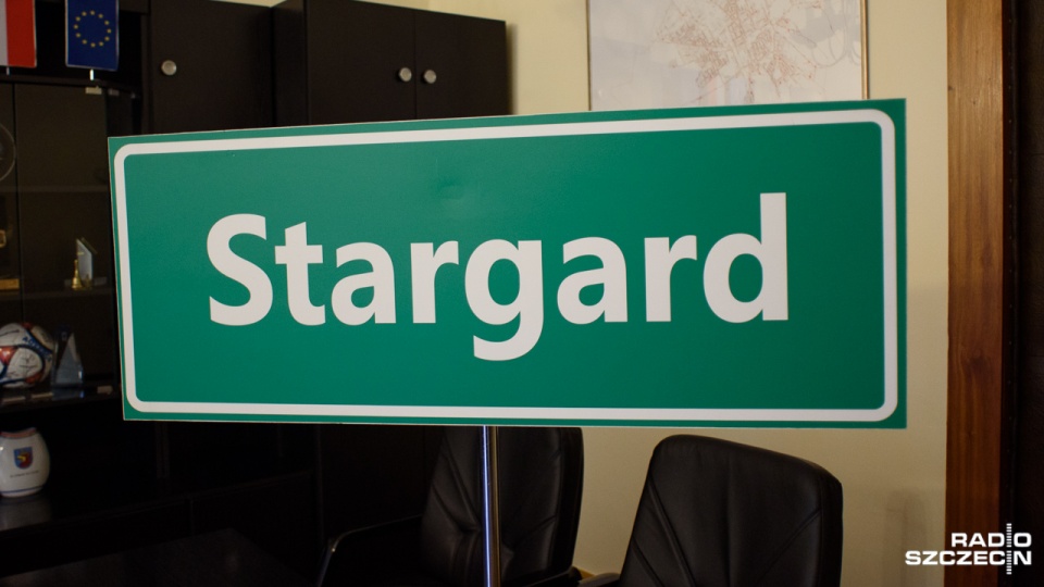 Chodzi o drogowskazy, tablice pokazujące odległość do Stargardu oraz z nazwą miasta. Fot. Konrad Nowak [Radio Szczecin]