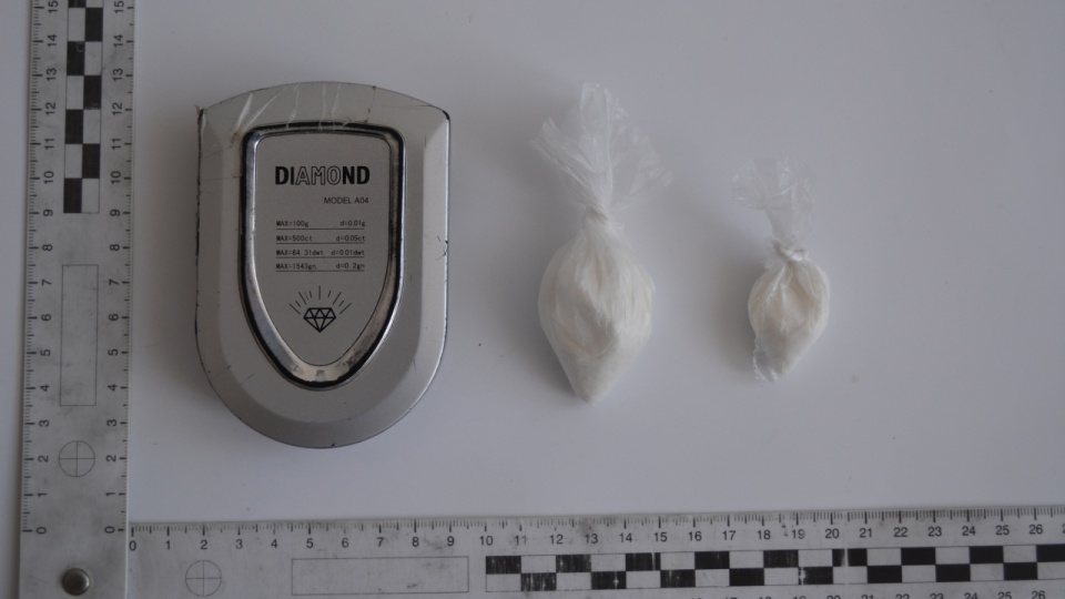 19 gramów amfetaminy i profesjonalną wagę elektroniczną do wydzielania porcji trzymał na balkonie diler z Kołobrzegu. Fot. Materiały KMP w Kołobrzegu.