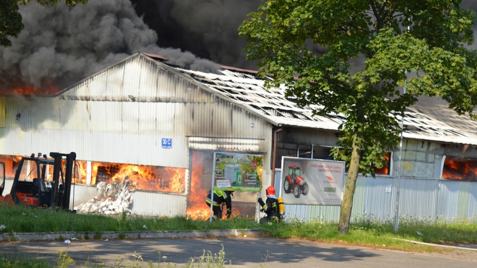 Pożar hal produkcyjnych fabryki materaców w Łobzie. Fot. Rafael Żełobowski, lobez24.pl