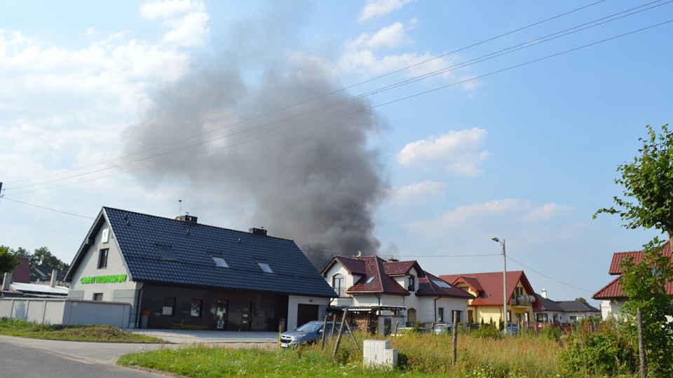 Pożar hal produkcyjnych fabryki materaców w Łobzie. Fot. Rafael Żełobowski, lobez24.pl