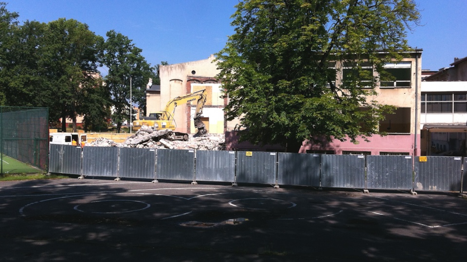 Jedna trzecia Szkoły Podstawowej nr 1 w Choszcznie przestaje istnieć. Trwa właśnie wyburzanie łącznika. Fot. Łukasz Rabikowski