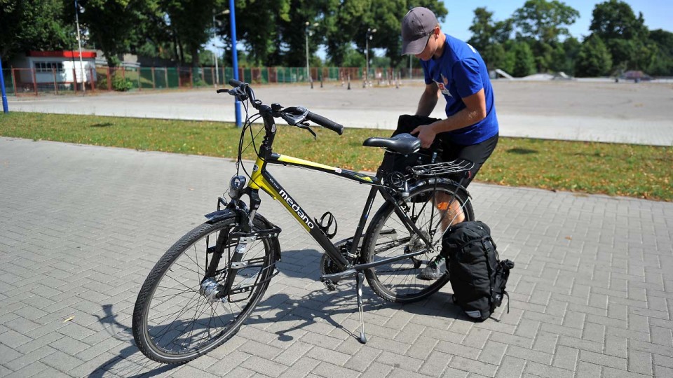 2500 kilometrów rowerem szlakiem polskich klubów sportowych przemierza Robert Ćwikliński. Fot. Łukasz Szełemej [Radio Szczecin]