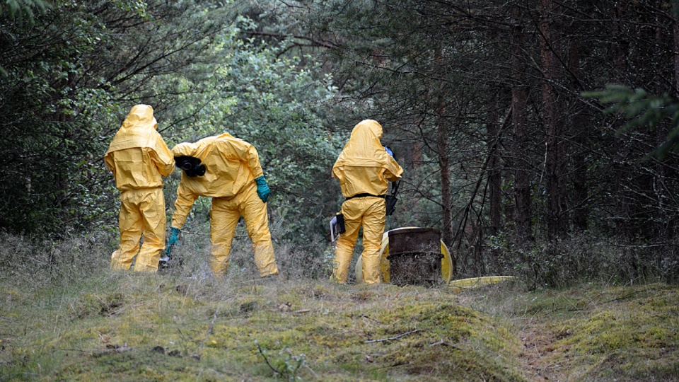 Prócz wojska, nikt nie zna zawartości beczek z chemikaliami znalezionych w Bornem Sulinowie. Fot. Nadleśnictwo Borne Sulinowo