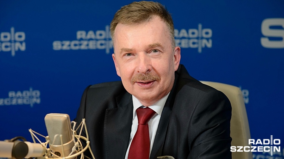 Dariusz Wieczorek w studiu Radia Szczecin. Fot. Jarosław Gaszyński [Radio Szczecin/Archiwum]