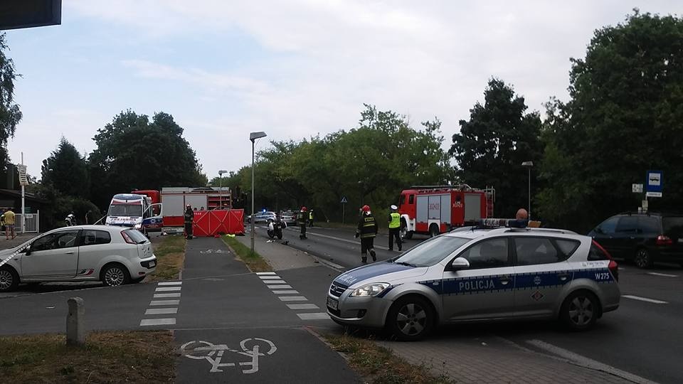 Na ulicy Przestrzennej w Szczecinie na jezdnię przewrócił się policjant jadący motocyklem. Fot. Marcin Rybak