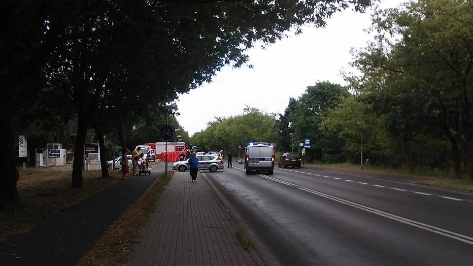 Na ulicy Przestrzennej w Szczecinie na jezdnię przewrócił się policjant jadący motocyklem. Fot. Marcin Rybak