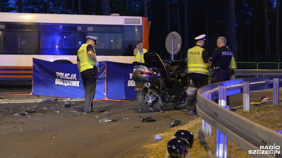 Wypadek na ulicy Nowoprzestrzennej w Szczecinie. Motocyklista zderzył się z autem osobowym. 61-letni kierowca jednośladu nie przeżył. Fot. Piotr Rakowski [Radio Szczecin]