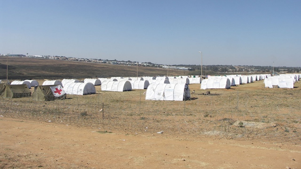 Namioty w obozie dla uchodźców. Fot. www.wikipedia.org / NJR ZA