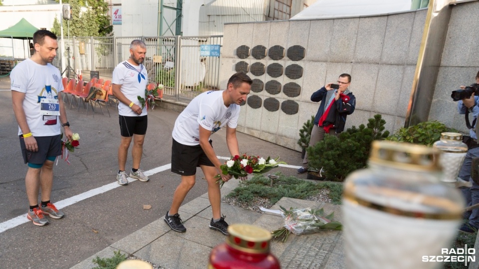 Ubrany w krótkie spodenki i sportową koszulkę Olgierd Geblewicz złożył kwiaty pod bramą szczecińskiej stoczni i tablicą upamiętniającą zamordowanych w 1970 roku. Fot. Robert Stachnik