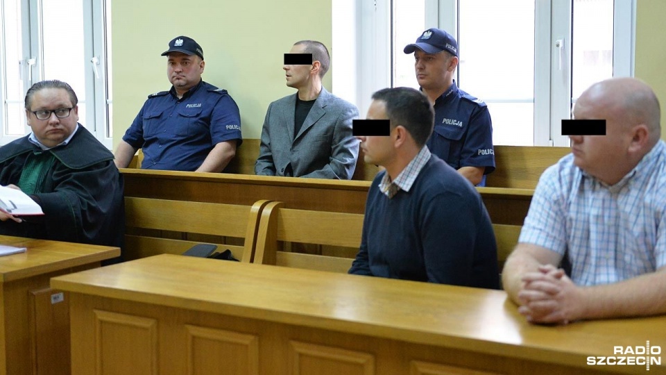 Głównym oskarżonym w tym procesie jest Radosław W. Prokuratura zarzuciła mu morderstwo swojej matki, ojczyma i przyrodniego brata. Fot. Łukasz Szełemej [Radio Szczecin]