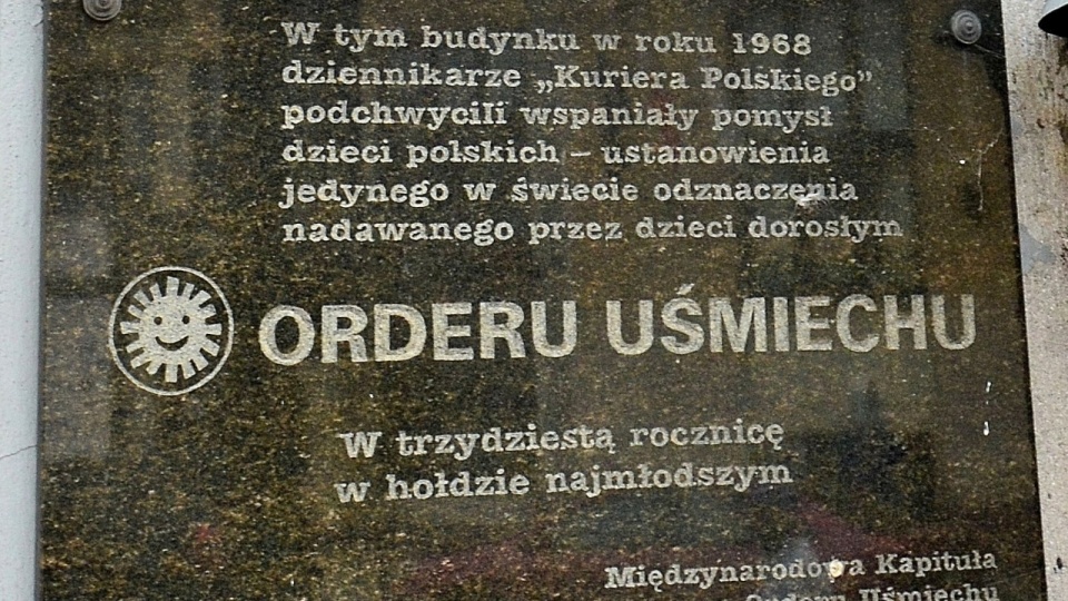 Tablica Orderu Usmiechu w Warszawie. Fot. www.wikipedia.org / Adrian Grycuk