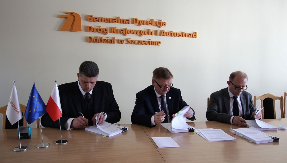 Umowa na budowę odcinka drogi S6 między Goleniowem, a Nowogardem podpisana. Fot. GDDKiA