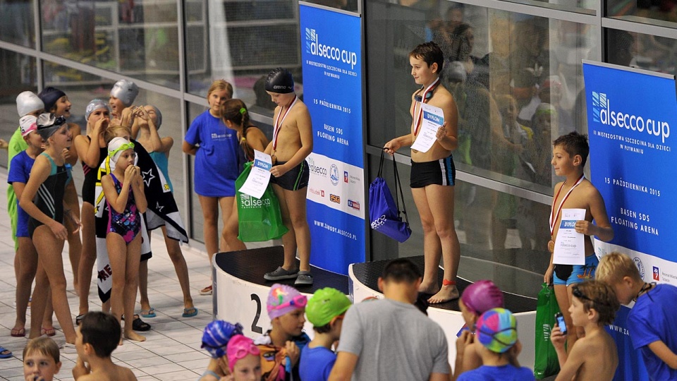 Ponad 250 uczniów szczecińskich szkół podstawowych rywalizuje w mistrzostwach Szczecina w pływaniu Alsecco Cup. Fot. Łukasz Szełemej [Radio Szczecin]