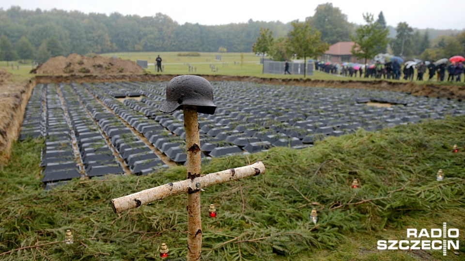 Cmentarz Wojenny Żołnierzy Niemieckich w Glinnej powstał w 2003 roku. Spoczywają tam szczątki kilkunastu tysięcy żołnierzy niemieckich. Fot. Jarosław Gaszyński [Radio Szczecin]