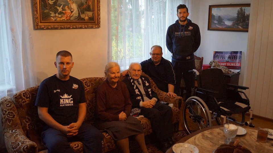 Mieszkający w Prusimiu w gminie Resko 94-letni Wiktor Sumiński otrzymał od szczecińskiego klubu wózek inwalidzki. Mat. King Wilki Morskie