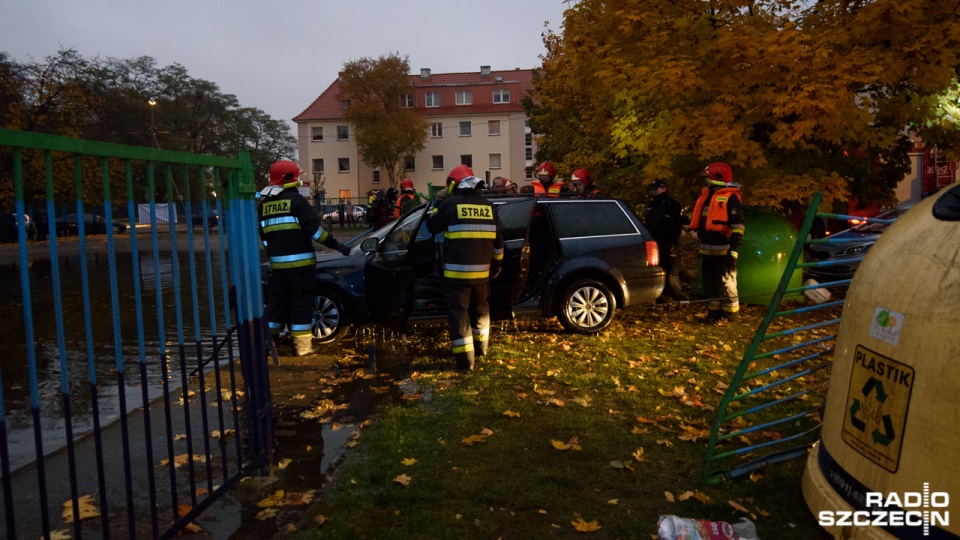 W czwartek ok. godz. 18 mieszkańcy powiadomili policję o samochodzie w basenie. Fot. Konrad Nowak [Radio Szczecin]