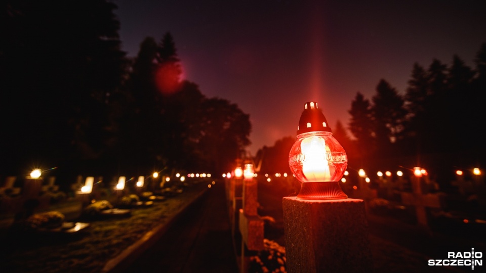 Światła na szczecińskim Cmentarzu Centralnym najlepiej oglądać wieczorem. Fot. Konrad Nowak [Radio Szczecin]