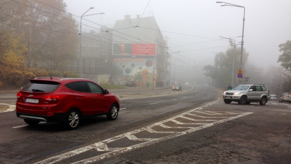 W Szczecinie mgła utrzymuje się nadal nad ulicami położonymi nad Odrą. Fot. Łukasz Szełemej [Radio Szczecin]