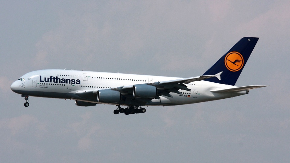 Stewardesy i stewardzi niemieckich linii lotniczych Lufthansa rozpoczną w piątek po południu strajk - podaje portal tvn 24 biznes i świat. Fot. www.wikipedia.org / Wo st 01