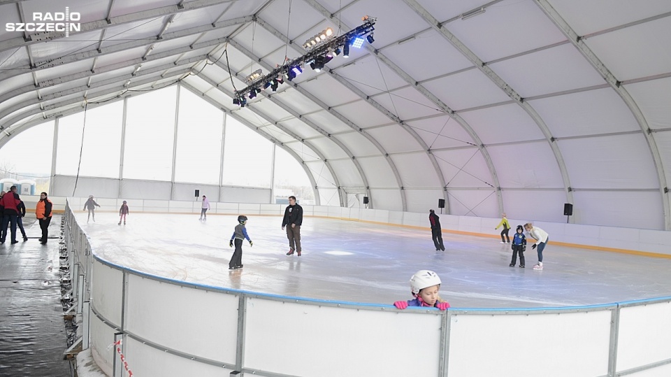 Największe kryte lodowisko w Szczecinie przy hali Azoty Arena, zostało otwarte w środę rano. Fot. Jarosław Gaszyński [Radio Szczecin]