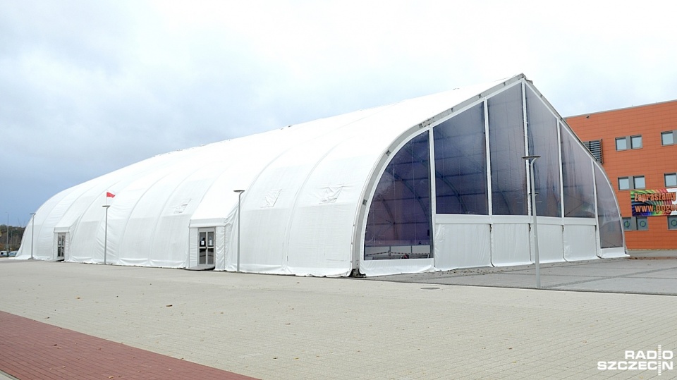 Największe kryte lodowisko w Szczecinie przy hali Azoty Arena, zostało otwarte w środę rano. Fot. Jarosław Gaszyński [Radio Szczecin]