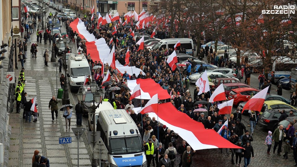 Około trzech tysięcy osób wzięło udział w Marszu Niepodległości, który 11 listopada przeszedł ulicami Szczecina. Fot. Łukasz Szełemej [Radio Szczecin]