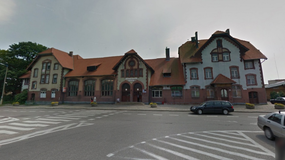 XIX-wieczny dworzec w Szczecinku popada w ruinę i od lat wymaga gruntownego remontu. Fot. www.googlemaps.com