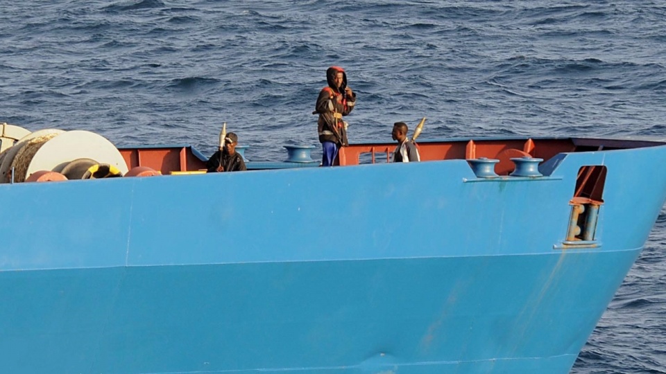 Piraci morscy na jednym z przejętych statków. Fot. www.wikipedia.org