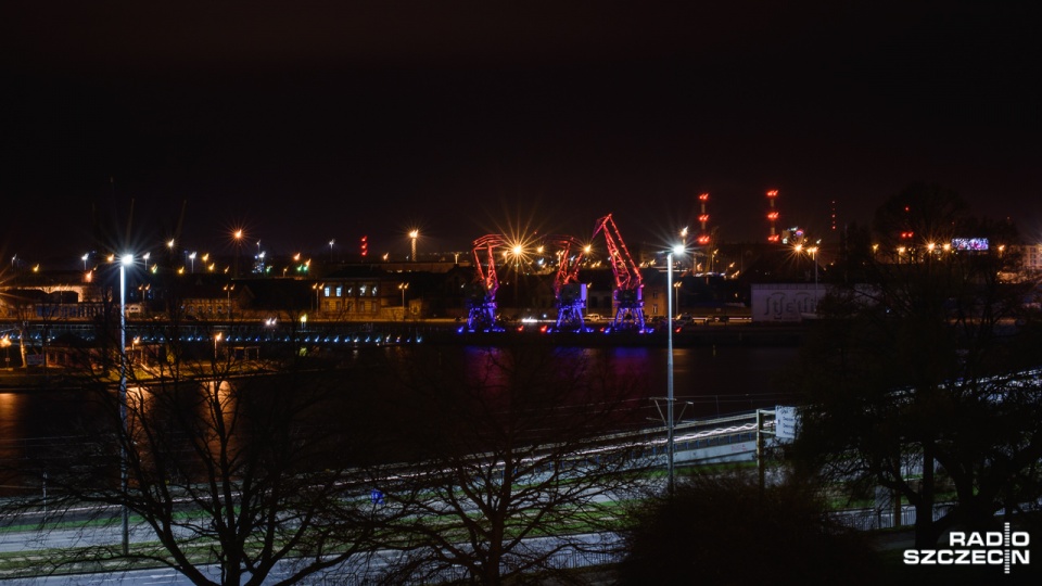 Trzy zabytkowe dźwigi portowe, które stoją na szczecińskiej Łasztowni, zostały podświetlone. Fot. Konrad Nowak [Radio Szczecin]
