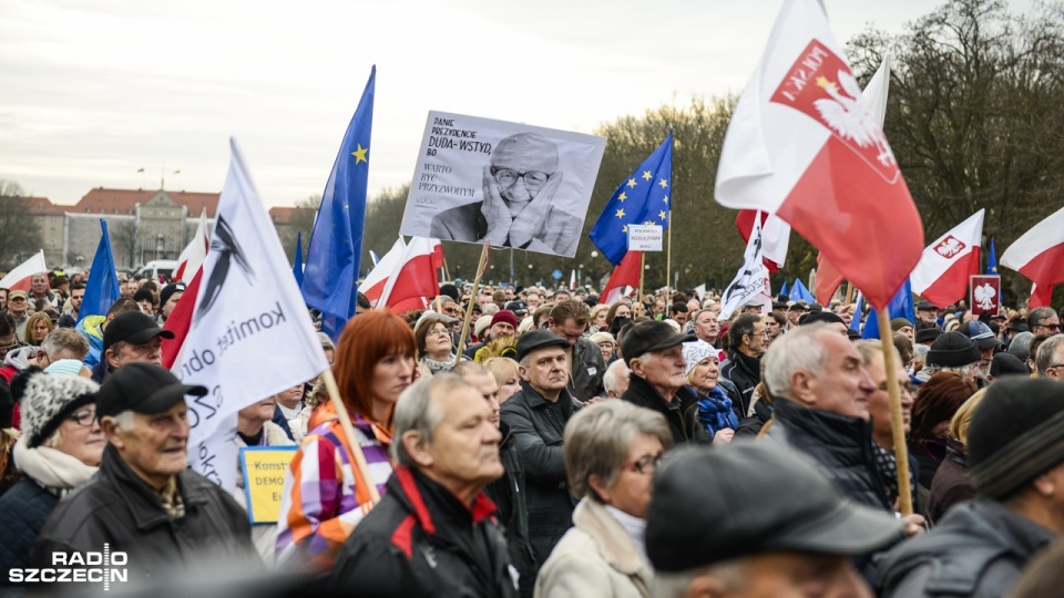 Około dwóch tysięcy osób bierze udział w szczecińskiej manifestacji w obronie demokracji i Trybunału Konstytucyjnego. Fot. Jarosław Gaszyński [Radio Szczecin]