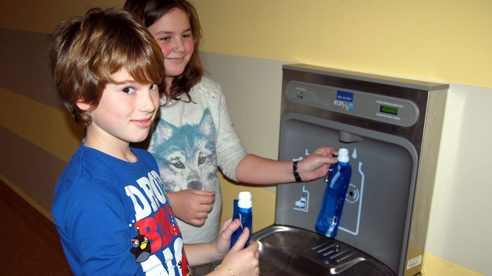 Są poidełka dla uczniów w kolejnych szkołach w Szczecinie i okolicy. To urządzenia przypominające umywalki, w których można napić się wody. Fot. Paweł Palica [Radio Szczecin]