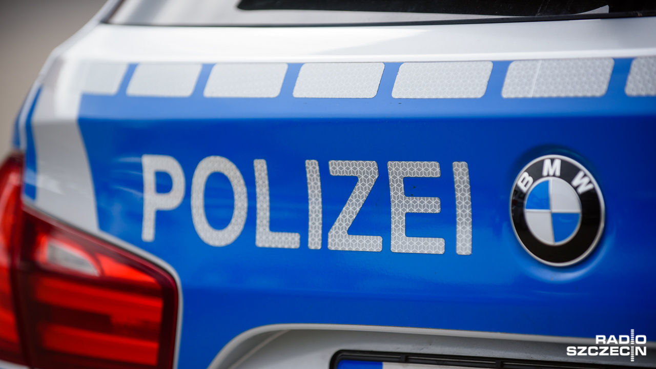 Pościg policyjny na Porsche w Osinowie Dolnym w powiecie gryfińskim. Samochód wjechał do Polski od niemieckiej strony, a za nim tamtejsza policja.