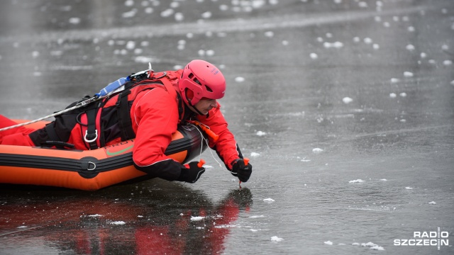 Pokaz akcji ratunkowej na lodzie. Fot. Konrad Nowak [Radio Szczecin] WOPR: Chodzenie po lodzie to duże ryzyko [WIDEO, ZDJĘCIA]