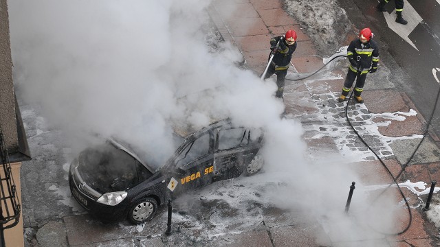 Nie wiadomo czy były to podpalenie czy zwarcie instalacji. Fot. Michał Wróbel Kolejny pożar samochodu w centrum Szczecina [WIDEO, ZDJĘCIA]