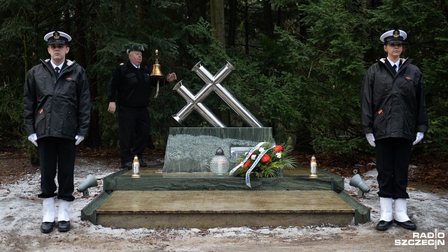 Obchody 23. rocznicy zatonięcia promu Jan Heweliusz, które odbyły się na Cmentarzu Centralnym w Szczecinie. Fot. Łukasz Szełemej [Radio Szczecin] 23 lata temu zatonął prom Jan Heweliusz [ZDJĘCIA]