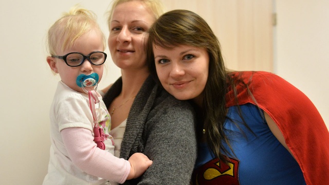 Podarunki pomogli rozdać członkowie Szczecińskiej Ligi Superbohaterów, czyli między innymi Spiderman i Super Girl. Fot. Łukasz Szełemej [Radio Szczecin] Spiderman odwiedził dzieci. Rotarianie pomogli szpitalowi [WIDEO, ZDJĘCIA]