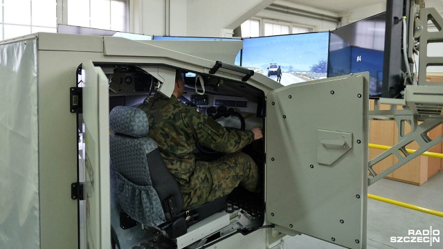 "Jaskier" to wojskowy symulator kołowego transportera opancerzonego Rosomak. Fot. Łukasz Szełemej [Radio Szczecin] Nowoczesny sprzęt dla szczecińskiej Błękitnej Brygady [WIDEO, ZDJĘCIA]