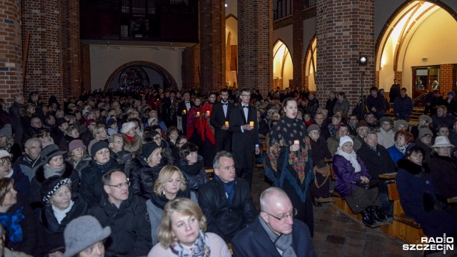 W sobotę wieczorem w Bazylice Archikatedralnej w Szczecinie odbyło się 34 Misterium Kolędowe. Fot. Jarosław Gaszyński [Radio Szczecin] Zaśpiewali dla chorego wykładowcy [ZDJĘCIA]
